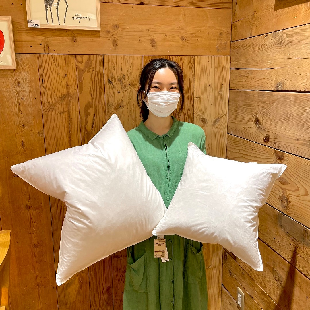 羽毛クッション MUJI新宿】価格見直しましたが、ふわふわ感はそのままです｜ 無印良品